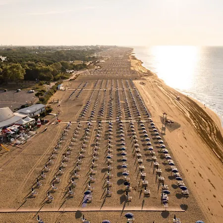 Bright With Private Garden-beahost